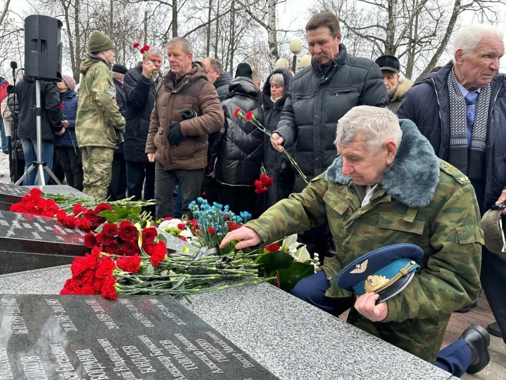 Губкинцы почтили память воинов-интернационалистов | 16.02.2024 | Губкин -  БезФормата